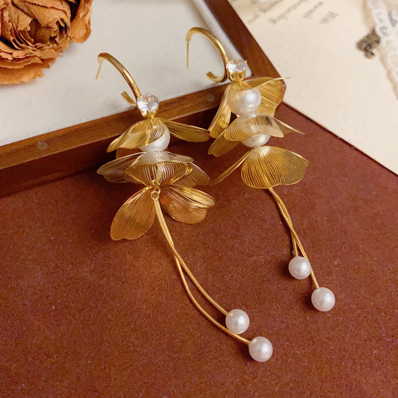 Minimalist European & American Style Pearl Tassel Flower Earrings thumbnail 3