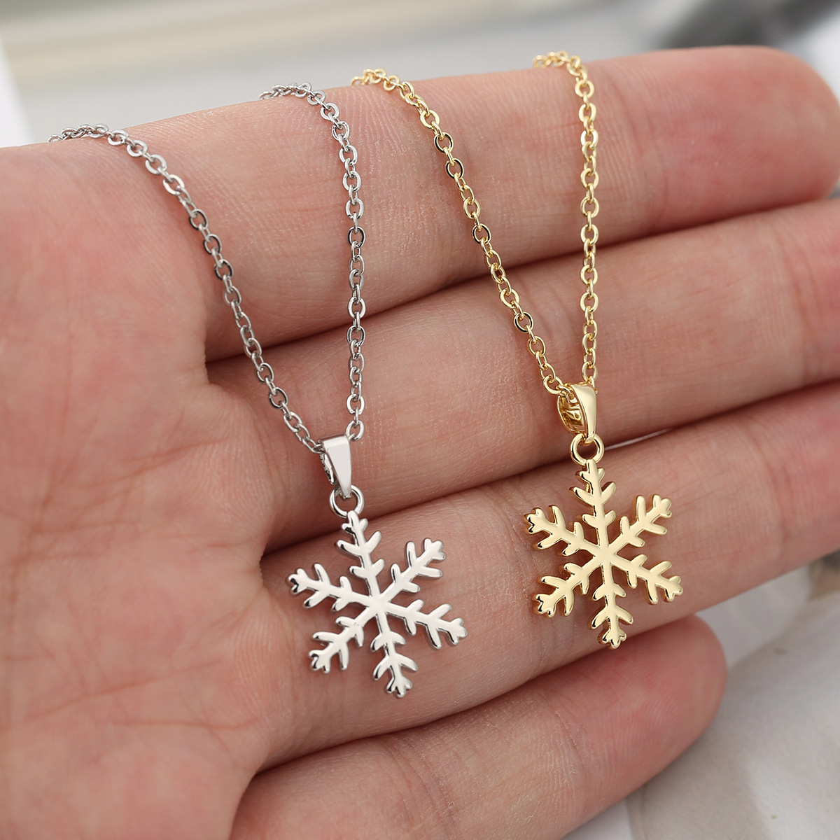 Minimalist European & American Style Flower Necklace thumbnail 3