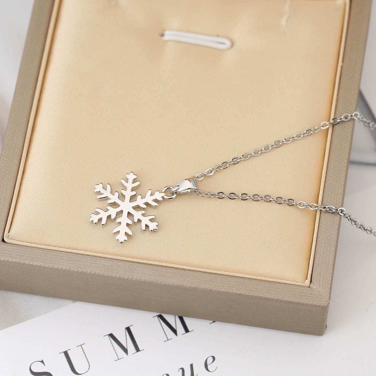 Minimalist European & American Style Flower Necklace thumbnail 4